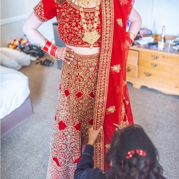 Red wedding bridal lehenga with dupattas - Picture 7 of 7